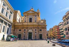 chiesa dei santi ambrogio e andrea detta del gesu katolska kyrkan, rad färgglada byggnader på torget Piazza giacomo matteotti foto