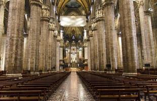 milano, Italien, interiör av duomo di milano katedral med kolonner foto