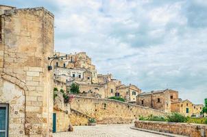 stengator och byggnader i matera stadens historiska centrum sasso caveoso i den gamla antika staden sassi di matera foto