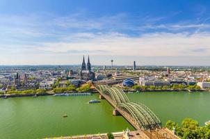 Kölns stadsbild av historiska stadskärnan med Kölns katedral foto