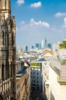 vita marmorstatyer på taket av katedralen Duomo di Milano, Italien foto