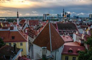 panoramautsikt över gamla stan tallinn med torn och murar, estland foto