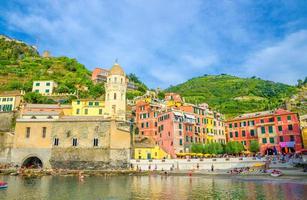 marina hamn, chiesa di santa margherita di antiochia kyrka, grön kulle och färgglada byggnader hus i vernazza by foto