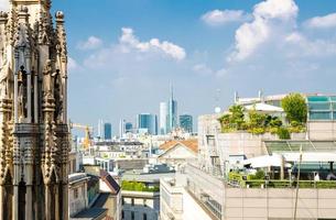 vita marmorstatyer på taket av katedralen Duomo di Milano, Italien foto