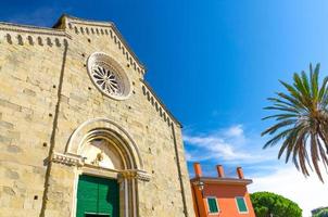 chiesa di san pietro katolska kyrkan i byn corniglia med klarblå himmel kopia utrymme bakgrund foto