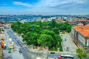 Flygfoto över porto oporto stads historiska centrum med cordoaria trädgård, universitetet i porto universidade foto