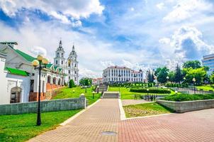 övre stan i minsk med den heliga ande katedralen ortodoxa kyrkan barock stil byggnad och trappa foto