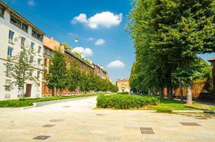 piazza sant'ambrogio square gränd gata gröna träd, milano, italien foto