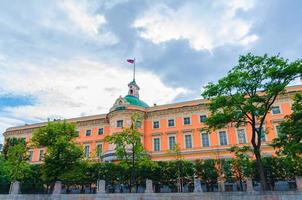 st. michaels slott eller mikhailovsky slott eller ingenjörernas slott med ryska flaggan foto