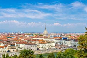 panoramautsikt från luften över Turins stadssilhuett med torget piazza vittorio veneto, po-floden och mole antonelliana-byggnaden foto