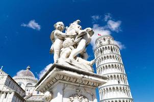 putti fontän, pisas katedral duomo cattedrale och lutande tornet torre på torget piazza del miracoli foto