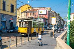 Milano, Italien, gammal gul traditionell spårvagn på gatan i sommardag foto