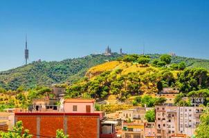 Flygfoto över Tibidabo-kullen i bergskedjan Serra de collserola med templet expiatori del sagrat cor katolska kyrkan, barcelona foto