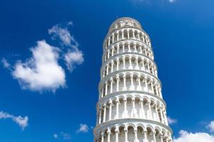 lutande tornet torre di pisa på torget Piazza del miracoli, blå himmel med vita moln bakgrund foto