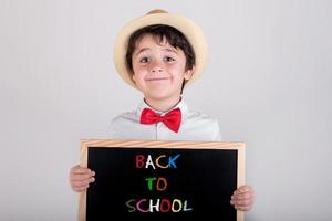 tillbaka till skolan, glad pojke med en svart tavla foto
