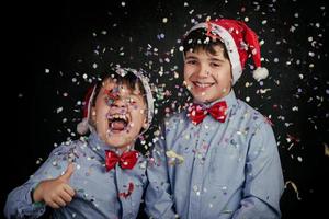leende barn i julen foto