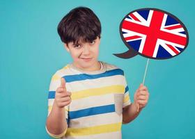pojke som håller en skylt med den engelska flaggan foto