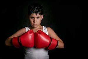liten pojke med boxningshandskar foto