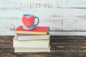 jag älskar mamma, böcker bredvid en kopp kaffe foto