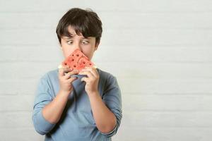 lyckligt barn äter vattenmelon foto