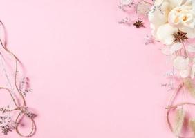 förberedelse för ett framtida vykort. rosa blommor på en rosa bakgrund med plats för text foto