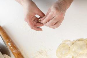 hemgjorda dumplings i köket utan dekorationer. göra dumplings med fläskfärs, nötkött och kyckling foto