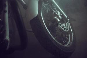 motorcykel framhjul höljt i rök foto