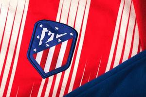 närbild på logotypen för atletico madrid fotbollsklubb foto