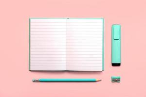 öppen dagbok med kopieringsutrymme, blå penna, överstrykningspenna blå markör och blå pennvässare. arbetsyta skrivbord foto