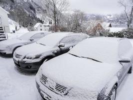 bilar snötäckta i det snöiga landskapet i norge. foto