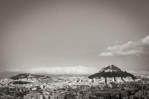 likavittou lykabettus och heliga kyrkan i saint isidore athens grekland. foto