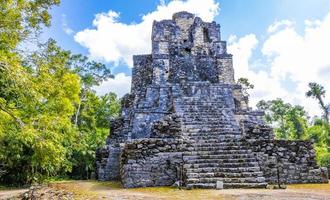 forntida maya-plats med tempelruiner pyramider artefakter muyil mexico. foto