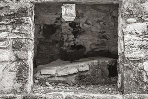 forntida maya-plats med tempelruiner pyramider artefakter muyil mexico. foto