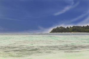 turkosblått vatten, vita stränder. rasdhoo ön maldiverna, rasdhoo-atoll. foto