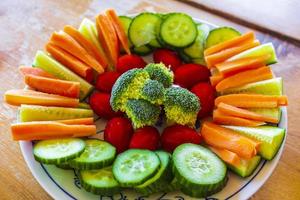 färgglada grönsaker gröna mat skuren och serveras på en tallrik. foto