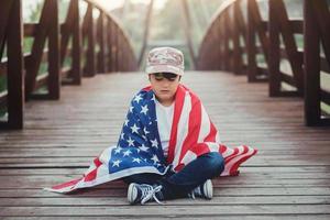 ledset barn med USA:s flagga foto