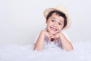 leende barn med hatt foto