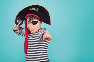 leende pojke utklädd till en pirat foto