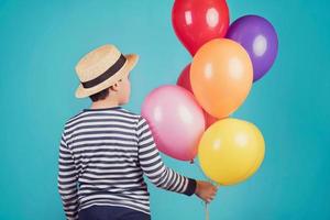 omtänksam pojke med ballonger foto