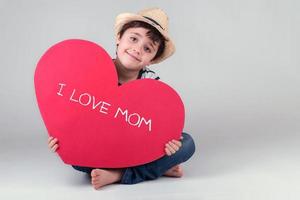 jag älskar mamma, lyckligt barn med ett rött hjärta foto