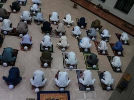 muslimer prostraterar för att be i församlingen under pandemin bortskämd distans foto