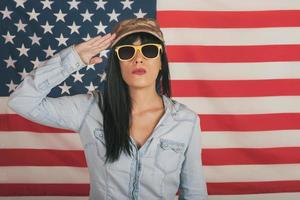 glad kvinna på amerikanska flaggan bakgrund foto