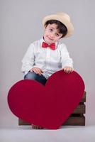 lyckligt barn med ett rött hjärta foto