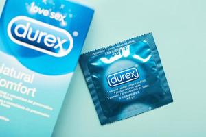 närbild av durex kondom och durex blå kartong. säkert sex koncept foto