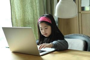 barn med bärbar dator foto