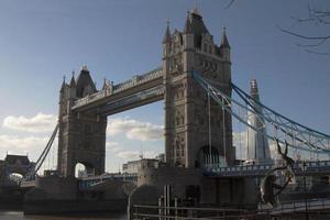 utsikt över tower bridge i london. solig dag, blå himmel. foto