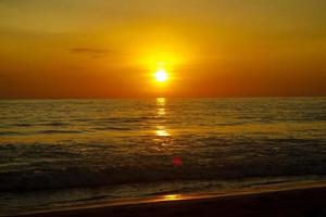 vacker solnedgång över havet med orange himmel foto