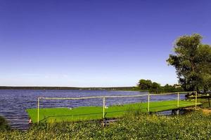 vackert landskap med flod nära skogen foto