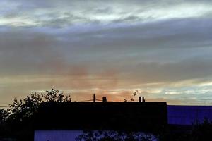 vacker himmel och moln vid solnedgången på landsbygden foto