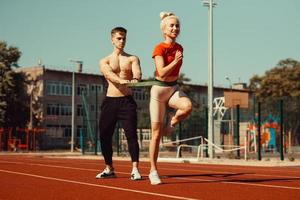 ungt par gör sport med sport gummiband foto